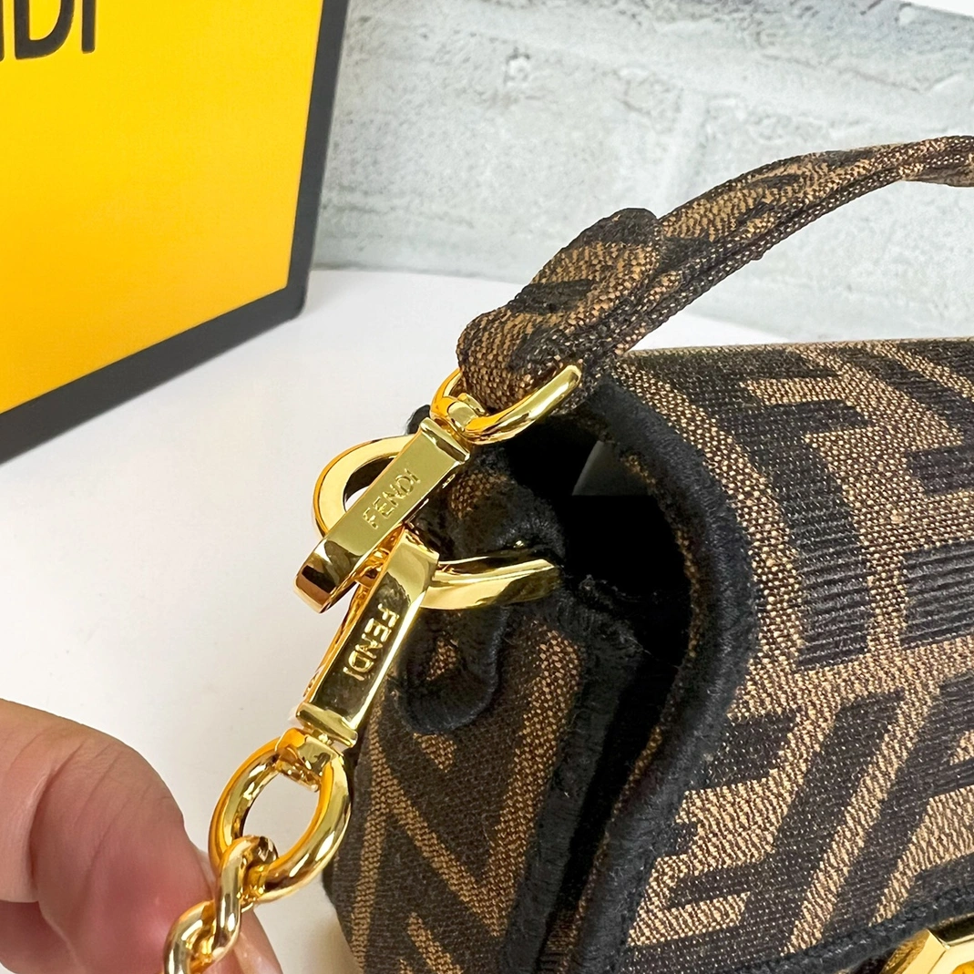 Fendi AAA Quality Messenger Bags For Women Compact 6428