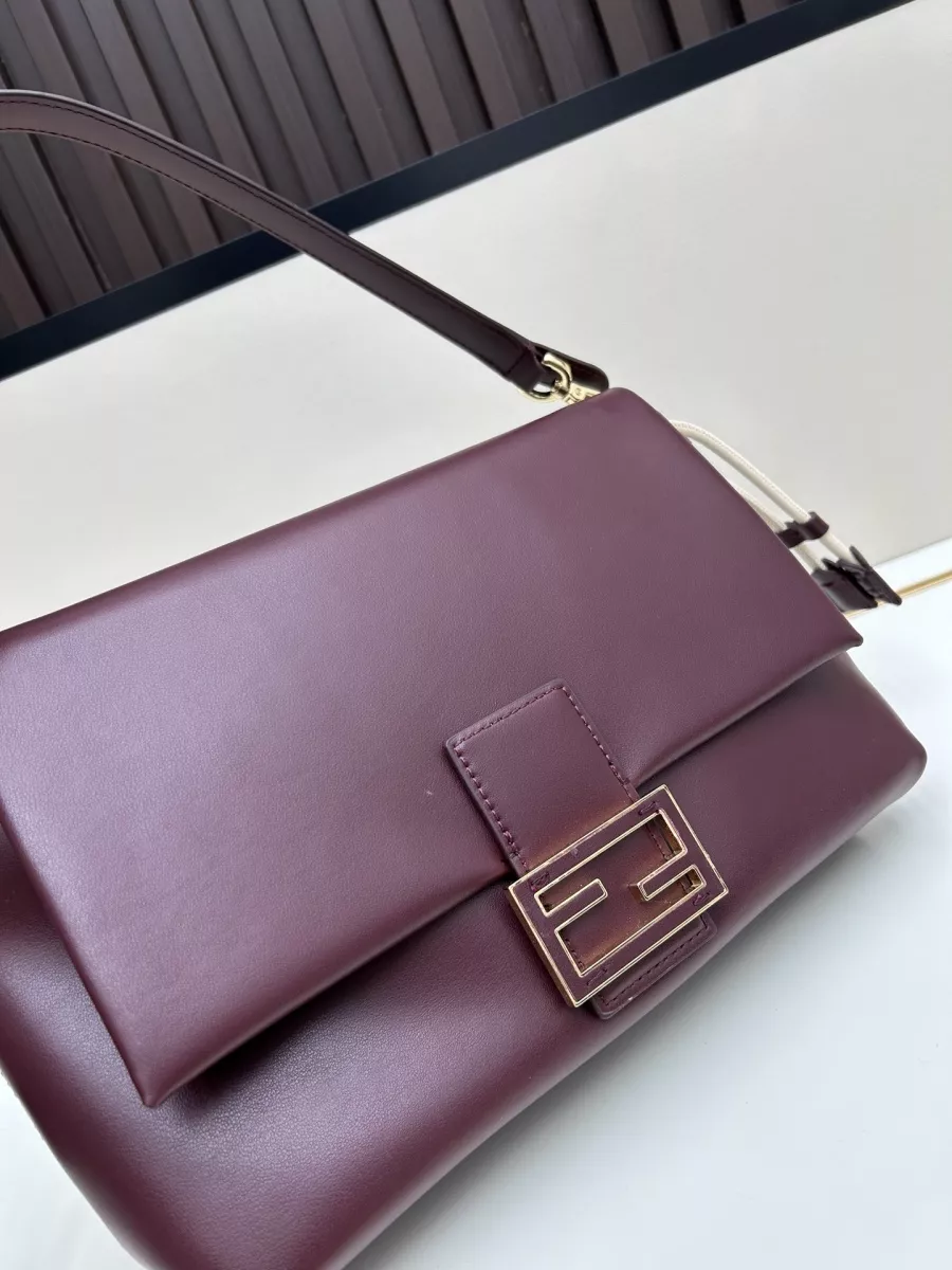 Fendi AAA Quality Messenger Bags For Women DailyWear 6984