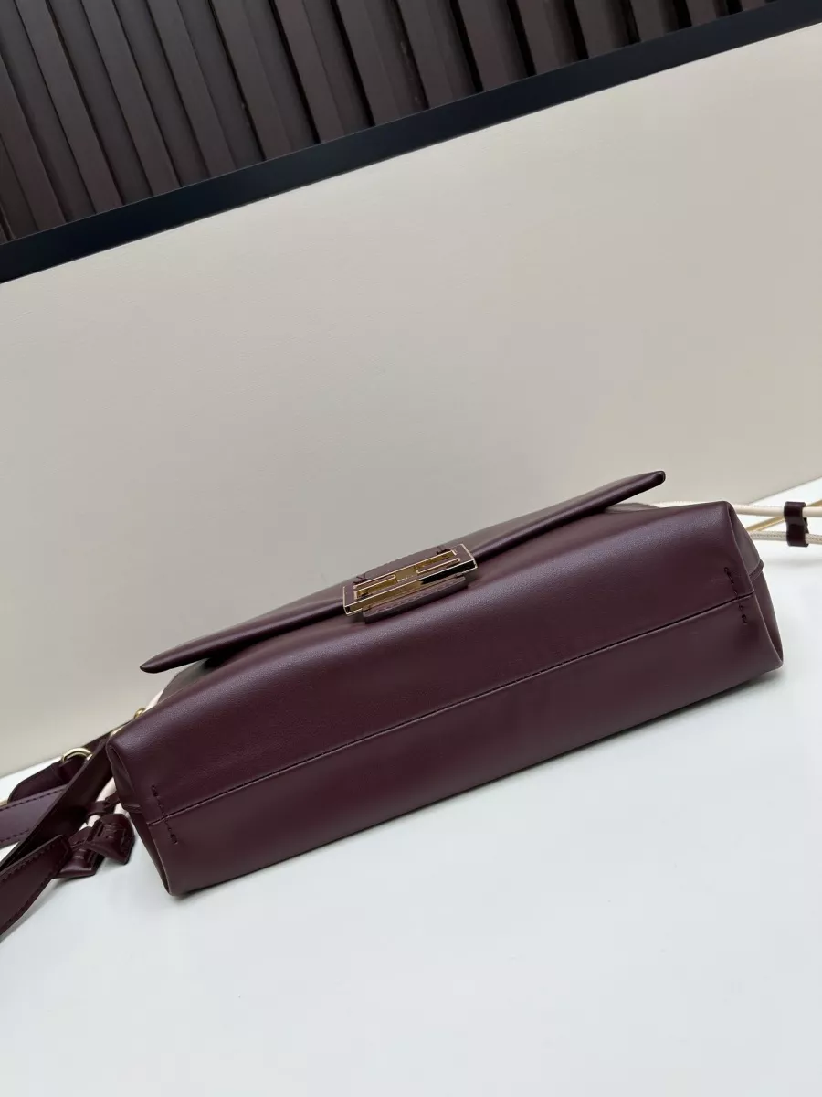 Fendi AAA Quality Messenger Bags For Women DailyWear 6984