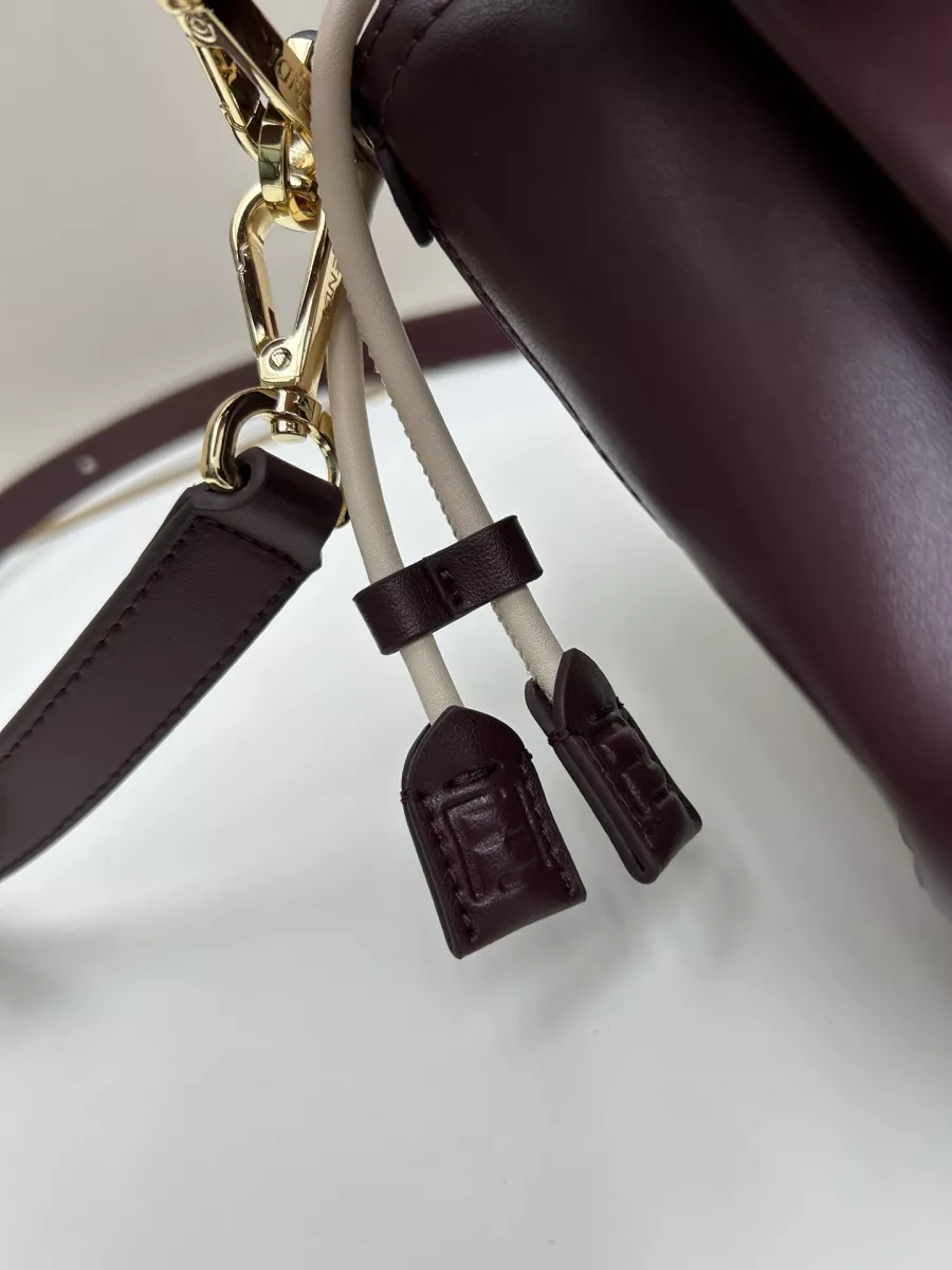 Fendi AAA Quality Messenger Bags For Women DailyWear 6984