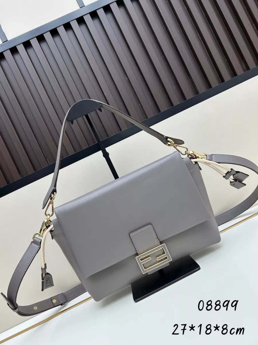 Fendi AAA Quality Messenger Bags For Women Fashionable 9363
