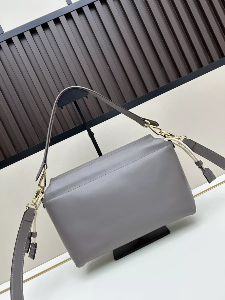 Fendi AAA Quality Messenger Bags For Women Fashionable 9363