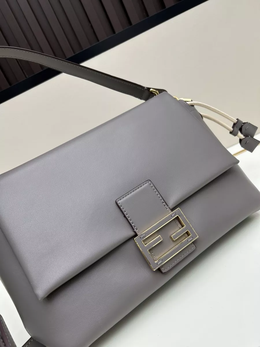 Fendi AAA Quality Messenger Bags For Women Fashionable 9363
