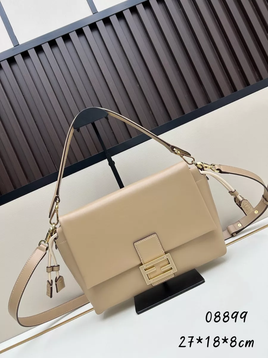 Fendi AAA Quality Messenger Bags For Women Popular 9320