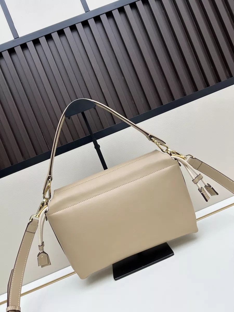 Fendi AAA Quality Messenger Bags For Women Popular 9320