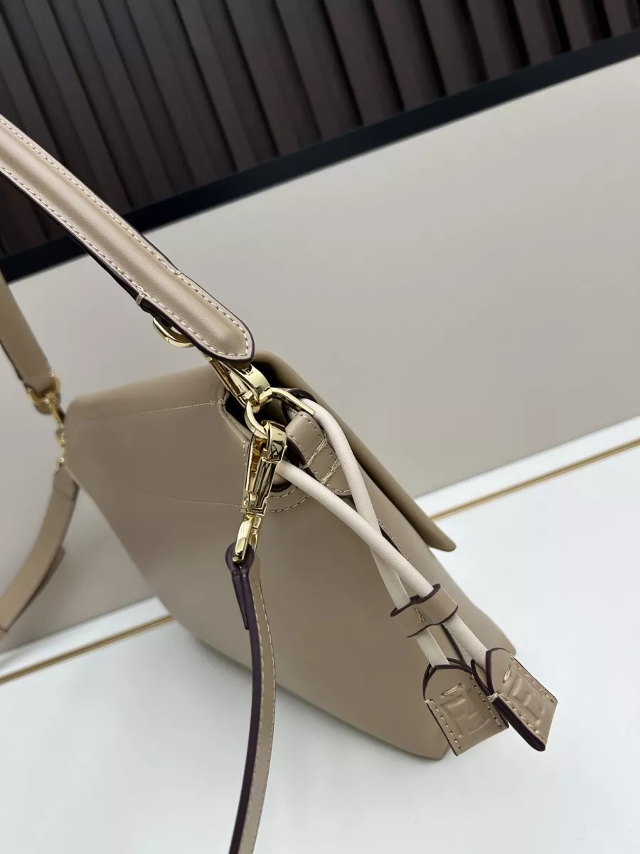 Fendi AAA Quality Messenger Bags For Women Popular 9320