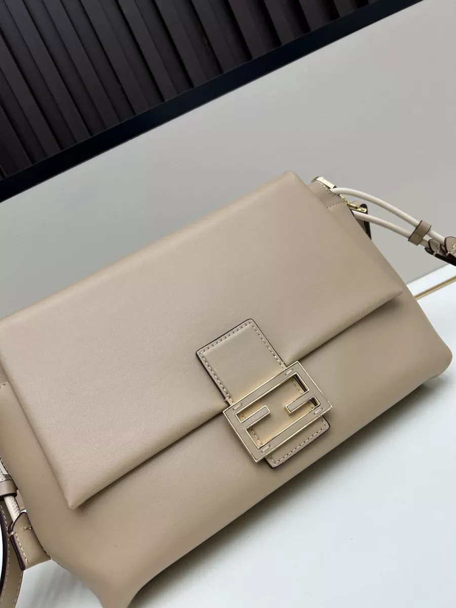 Fendi AAA Quality Messenger Bags For Women Popular 9320