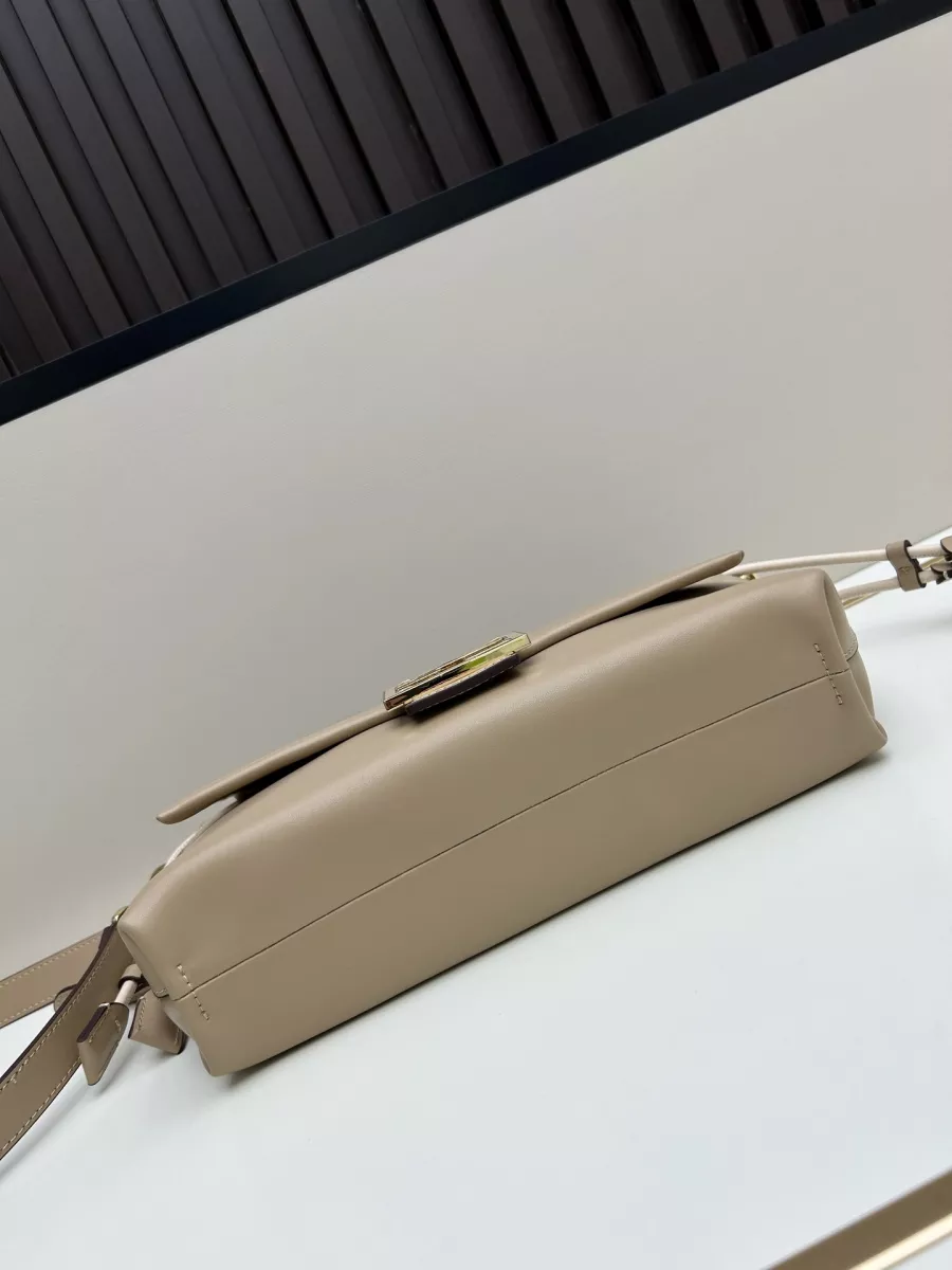 Fendi AAA Quality Messenger Bags For Women Popular 9320