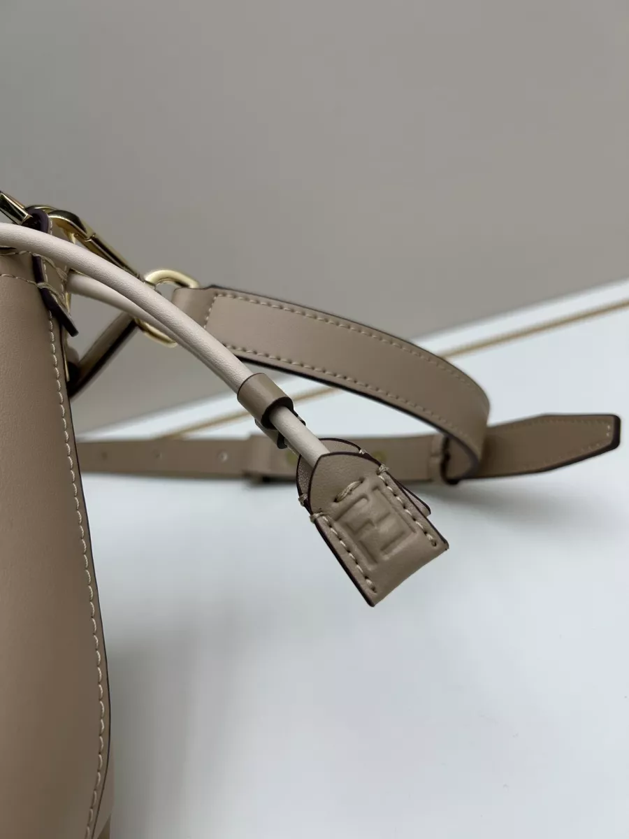 Fendi AAA Quality Messenger Bags For Women Popular 9320