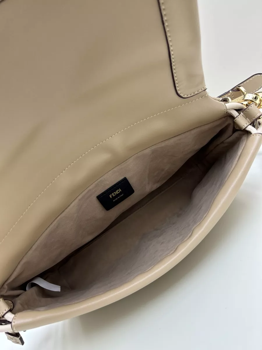 Fendi AAA Quality Messenger Bags For Women Popular 9320
