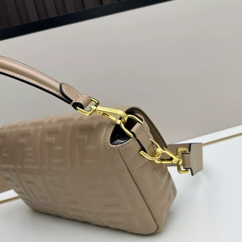 Fendi AAA Quality Messenger Bags For Women Stylish 6083