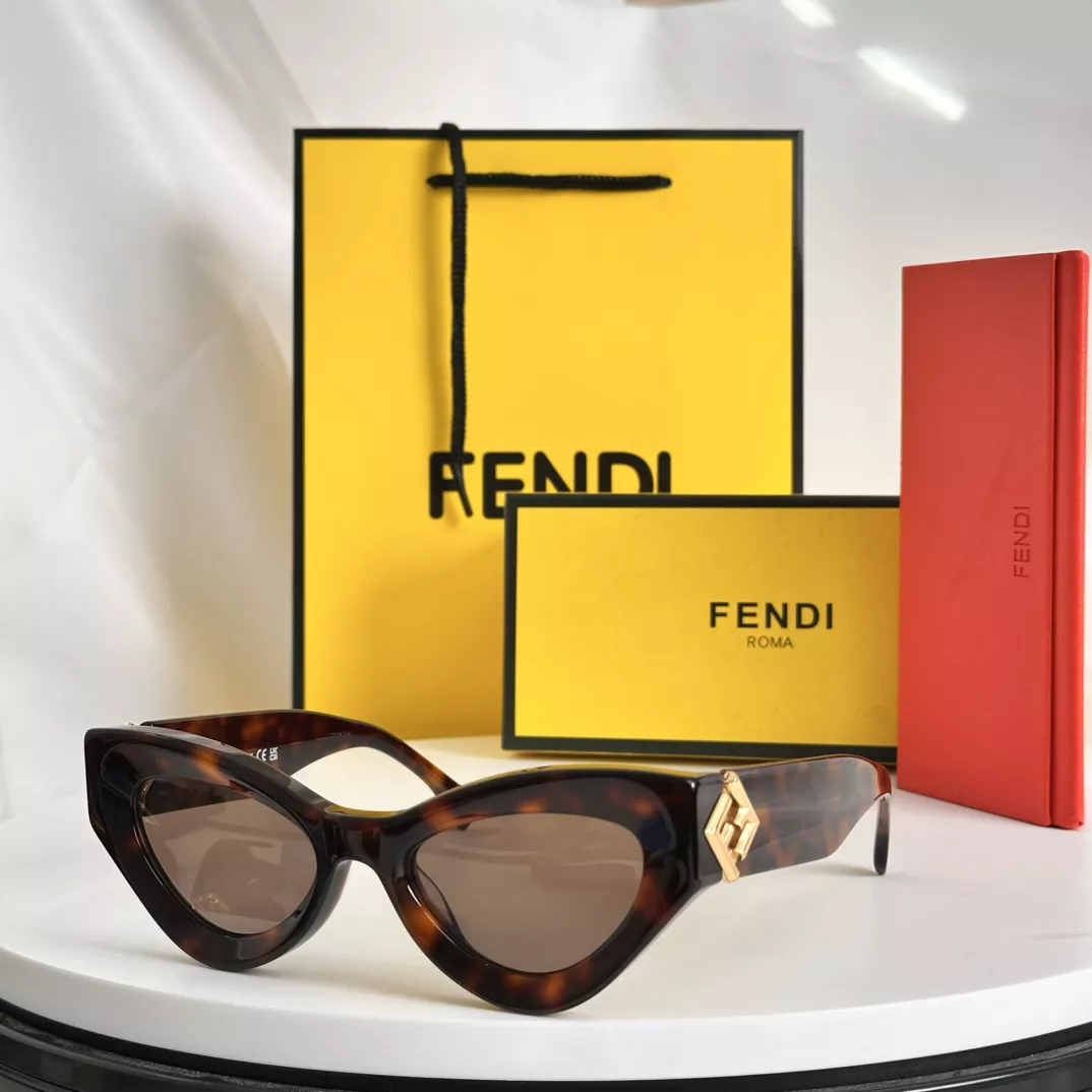 Fendi AAA Quality Sunglasses Compact 4062