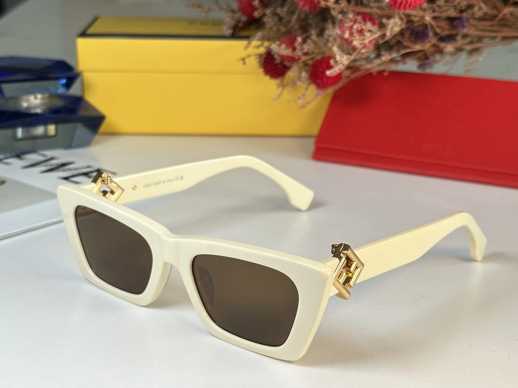 Fendi AAA Quality Sunglasses Compact 6561