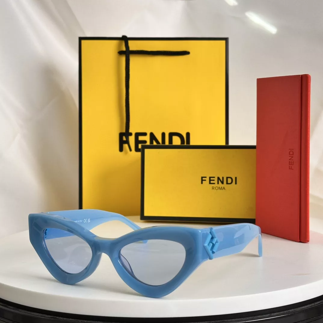 Fendi AAA Quality Sunglasses Elegant 7701