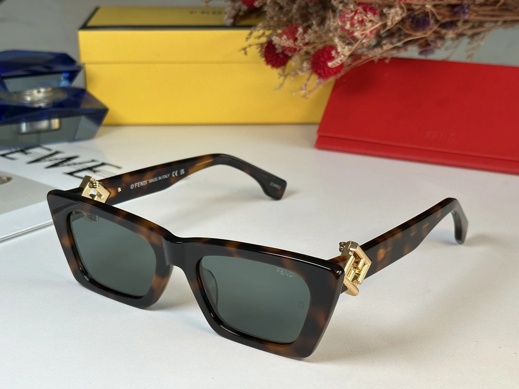 Fendi AAA Quality Sunglasses ModernLook 7329