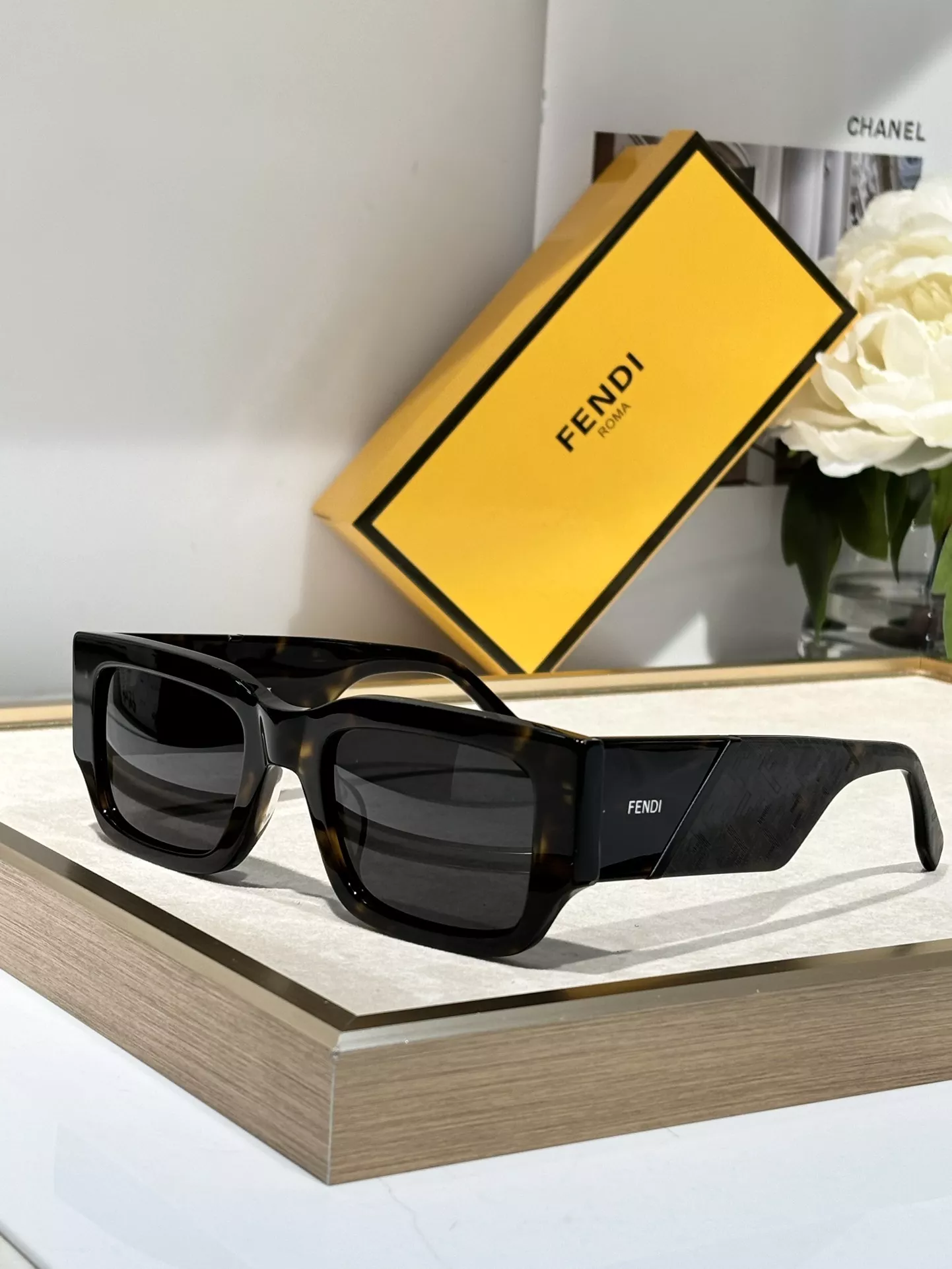 Fendi AAA Quality Sunglasses Trendsetting 5045
