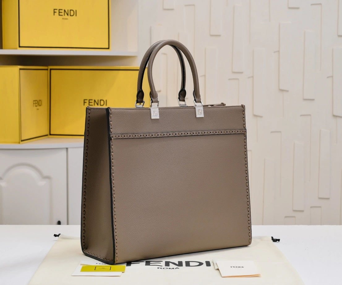 Fendi AAA Quality Tote-Handbags For Women StreetReady 4519