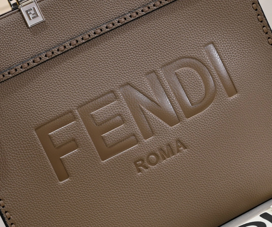 Fendi AAA Quality Tote-Handbags For Women StreetReady 4519