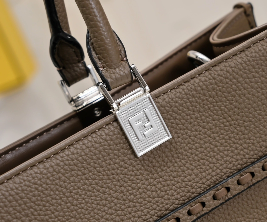 Fendi AAA Quality Tote-Handbags For Women StreetReady 4519