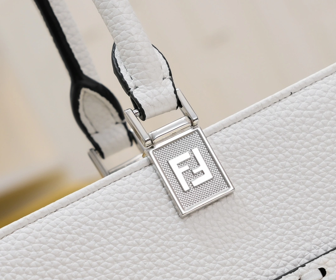 Fendi AAA Quality Tote-Handbags For Women StreetReady 8315