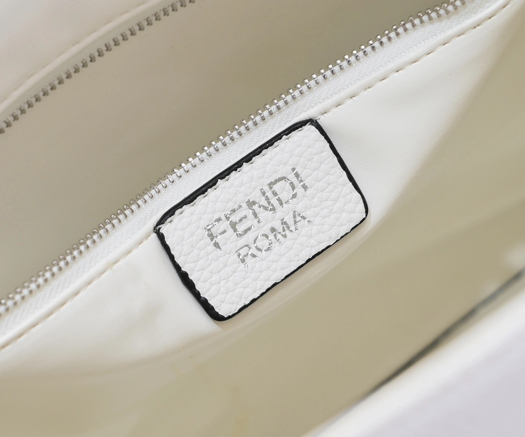 Fendi AAA Quality Tote-Handbags For Women StreetReady 8315