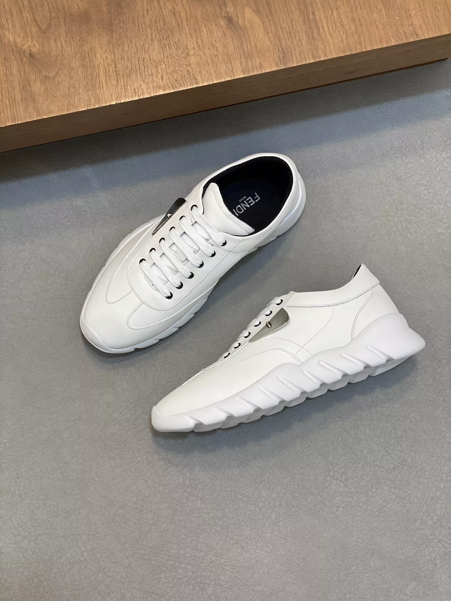 Fendi Casual Shoes For Men Minimalist 9781