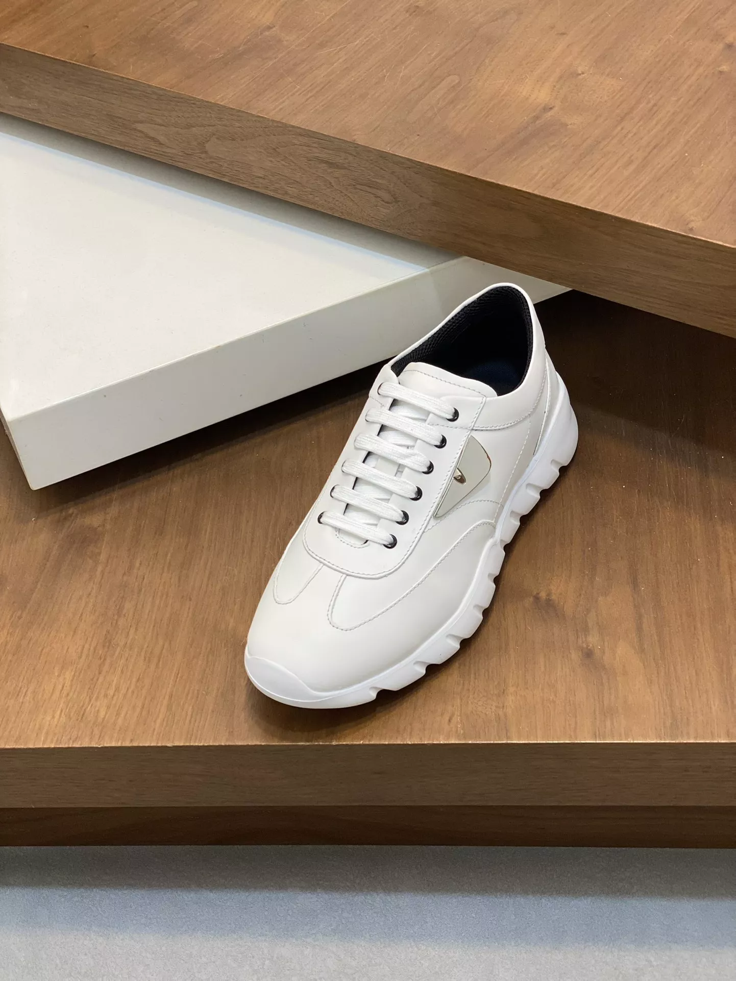 Fendi Casual Shoes For Men Minimalist 9781