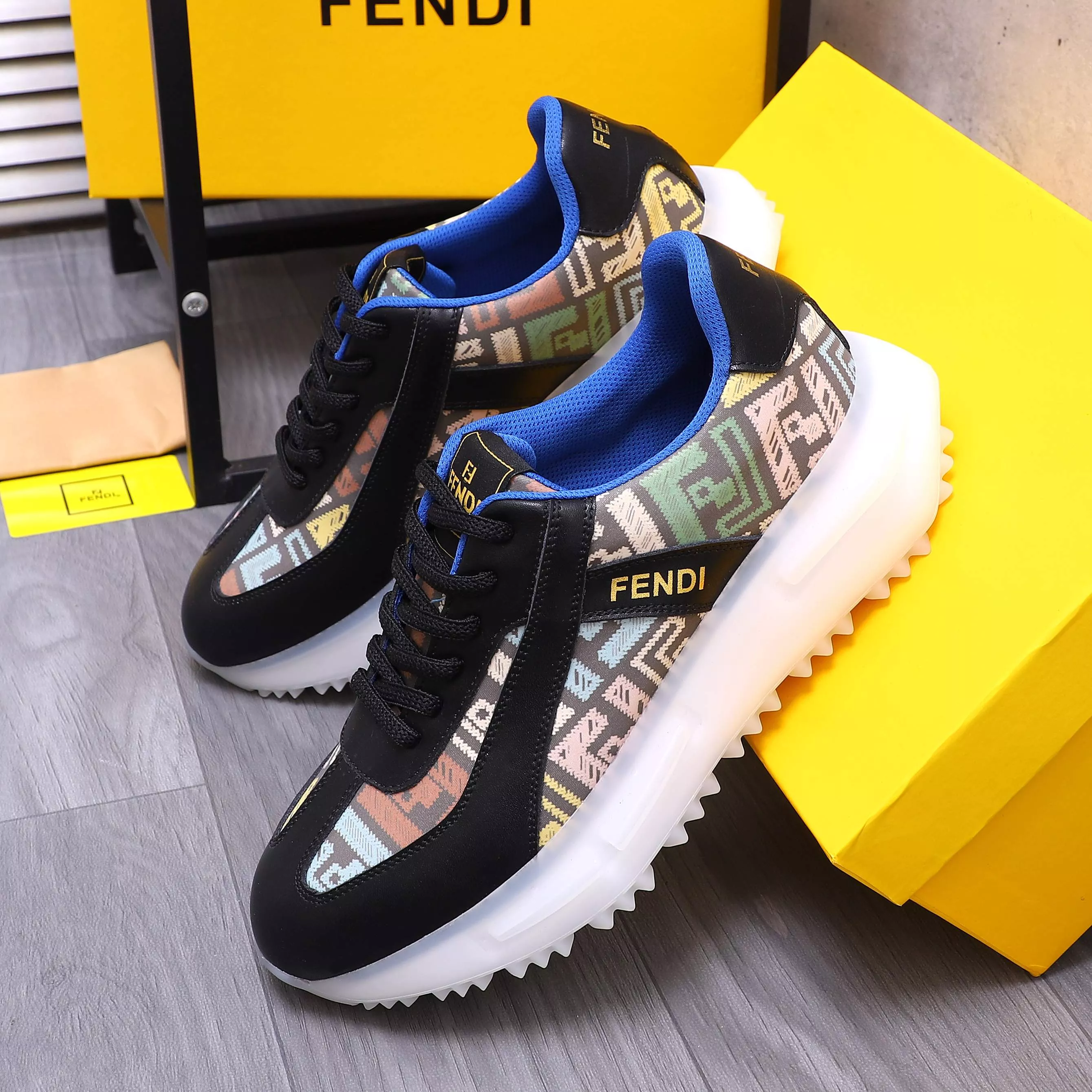 Fendi Casual Shoes For Men Vibrant 3532