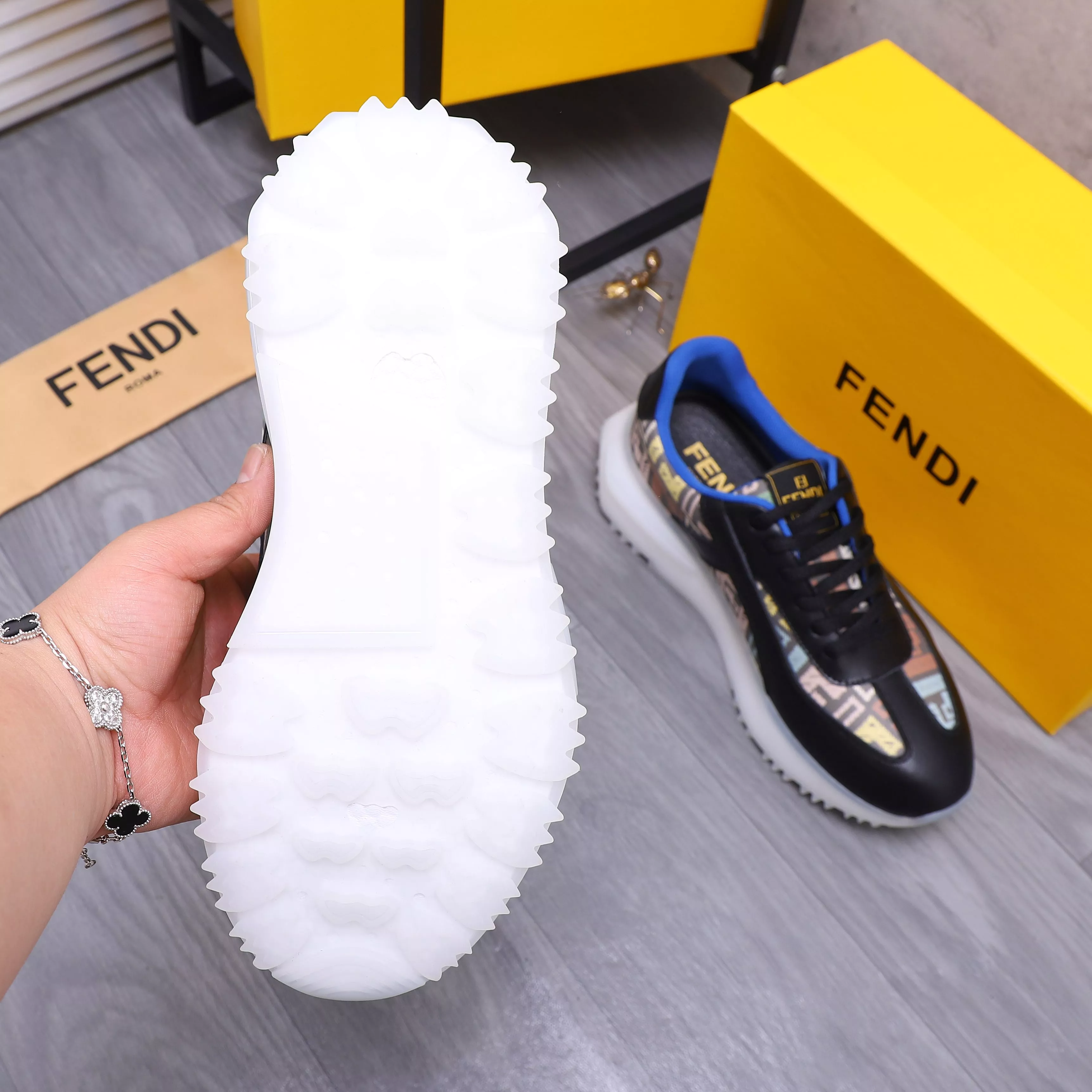 Fendi Casual Shoes For Men Vibrant 3532