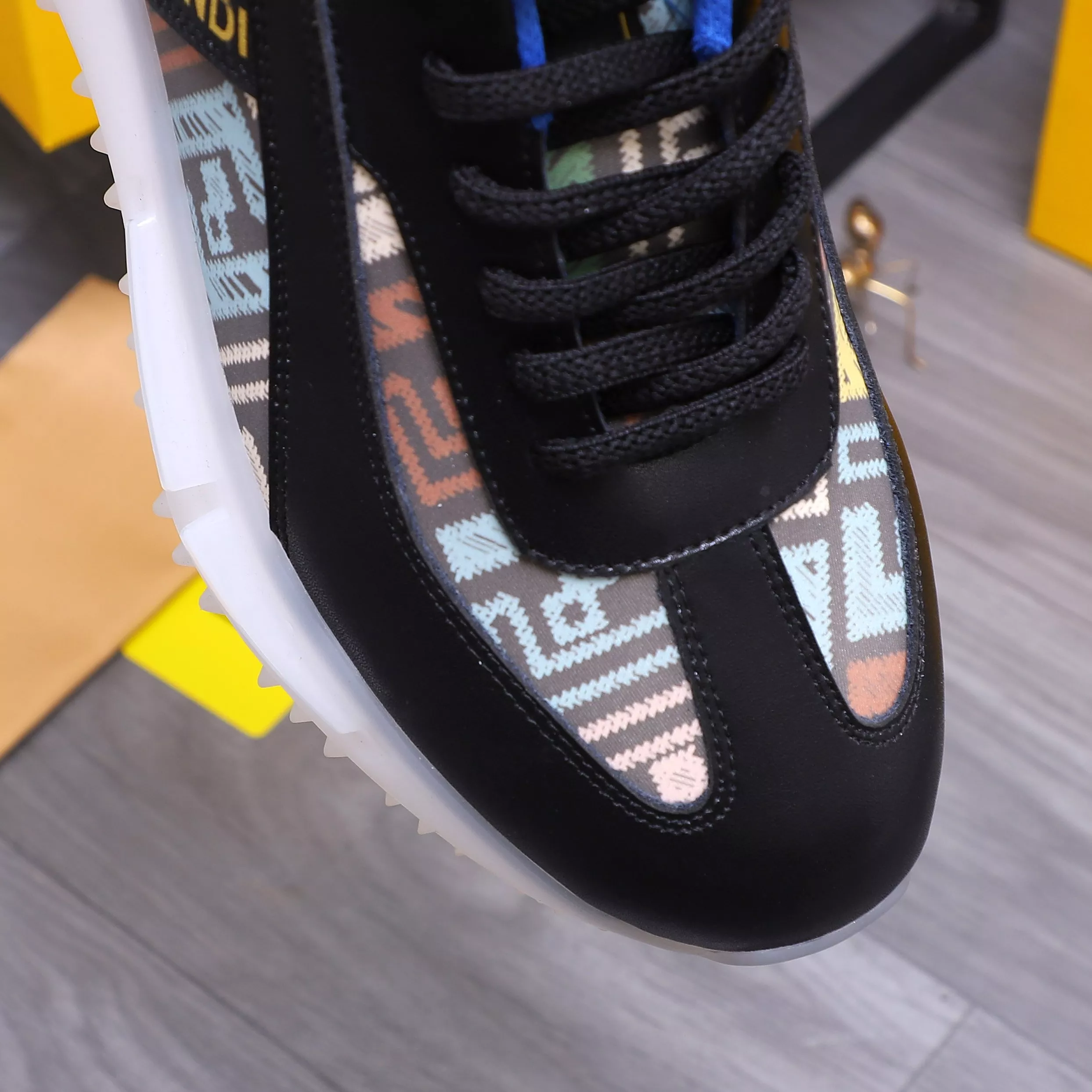 Fendi Casual Shoes For Men Vibrant 3532