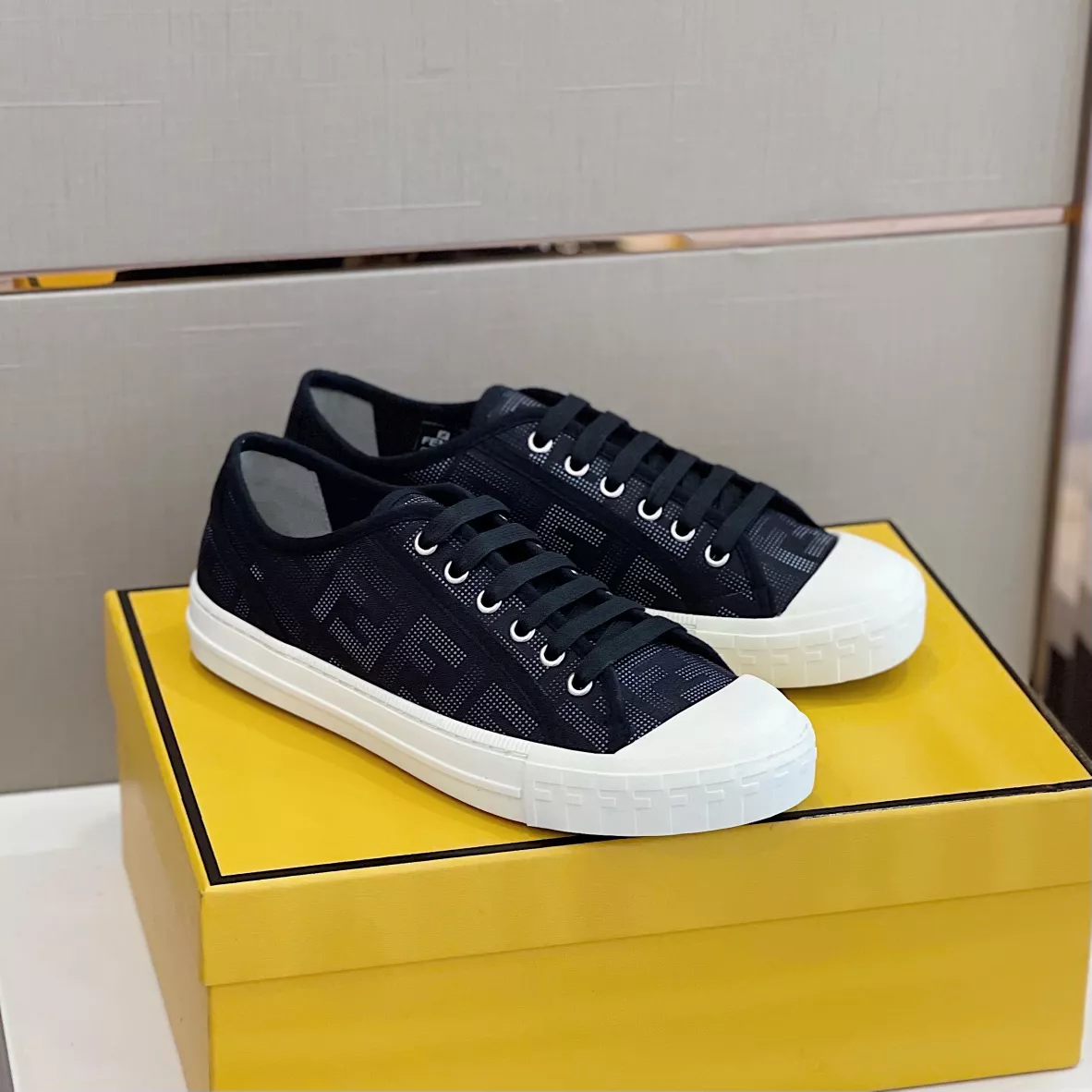 Fendi Casual Shoes For Men Vibrant 3913