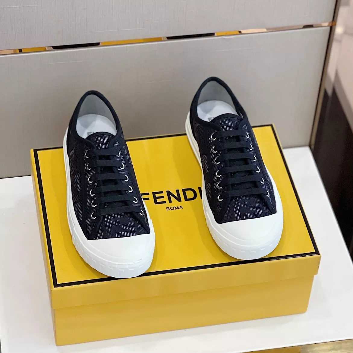 Fendi Casual Shoes For Men Vibrant 3913
