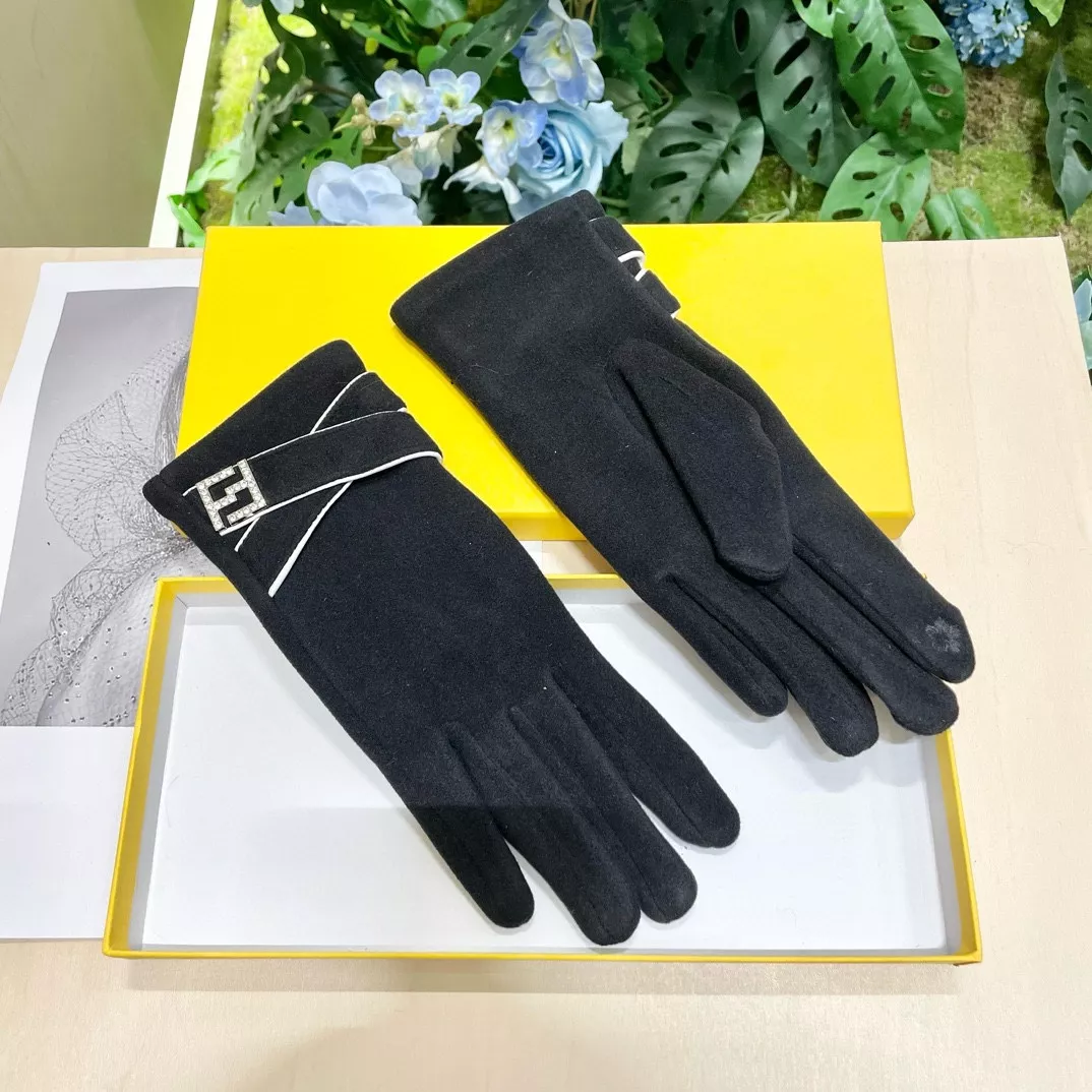 Fendi Gloves Vibrant 9103