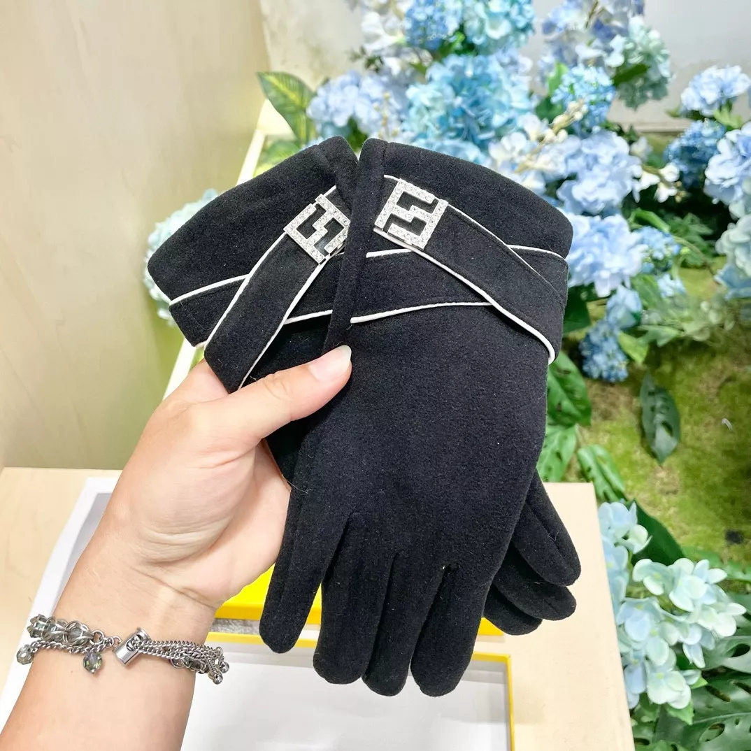 Fendi Gloves Vibrant 9103