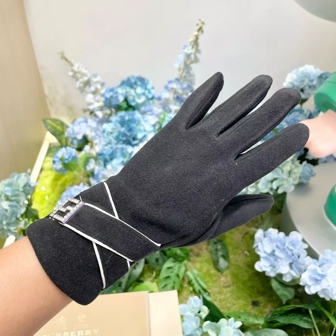 Fendi Gloves Vibrant 9103