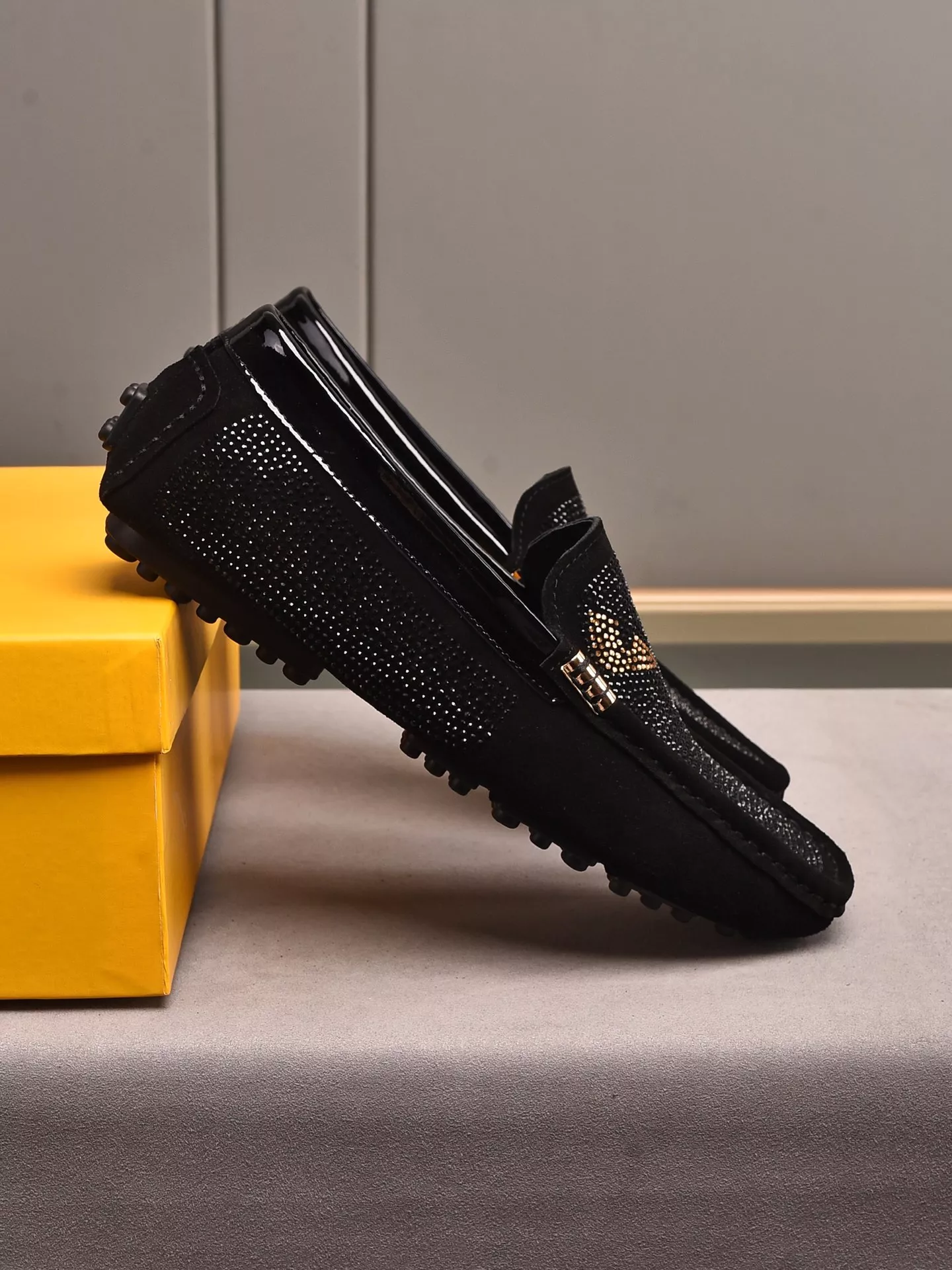 Fendi Leather Shoes For Women WellDesigned 7192