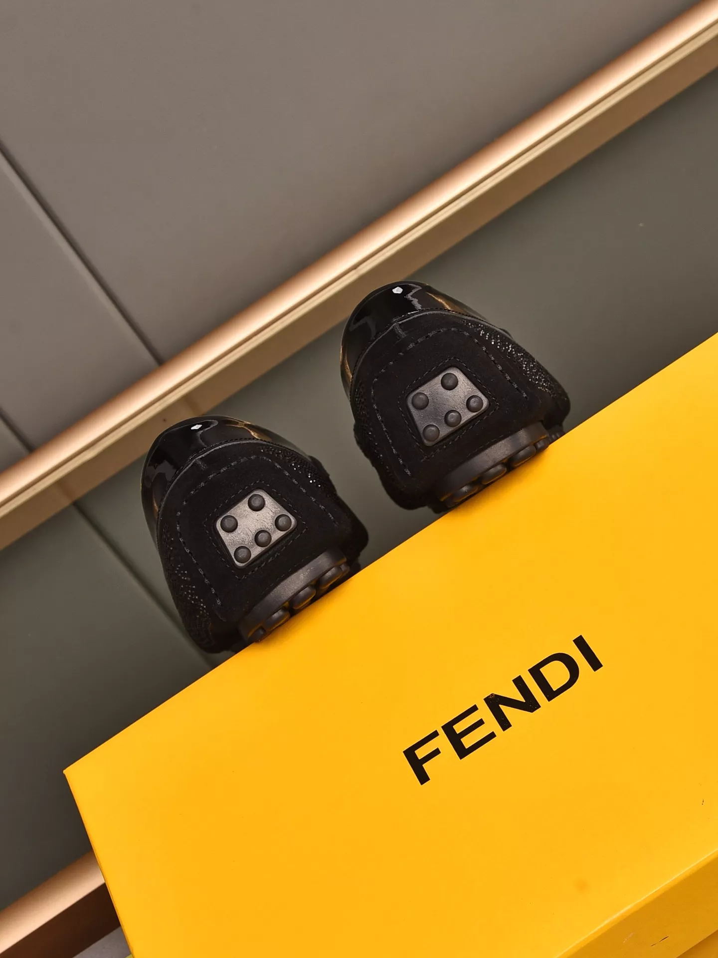 Fendi Leather Shoes For Women WellDesigned 7192