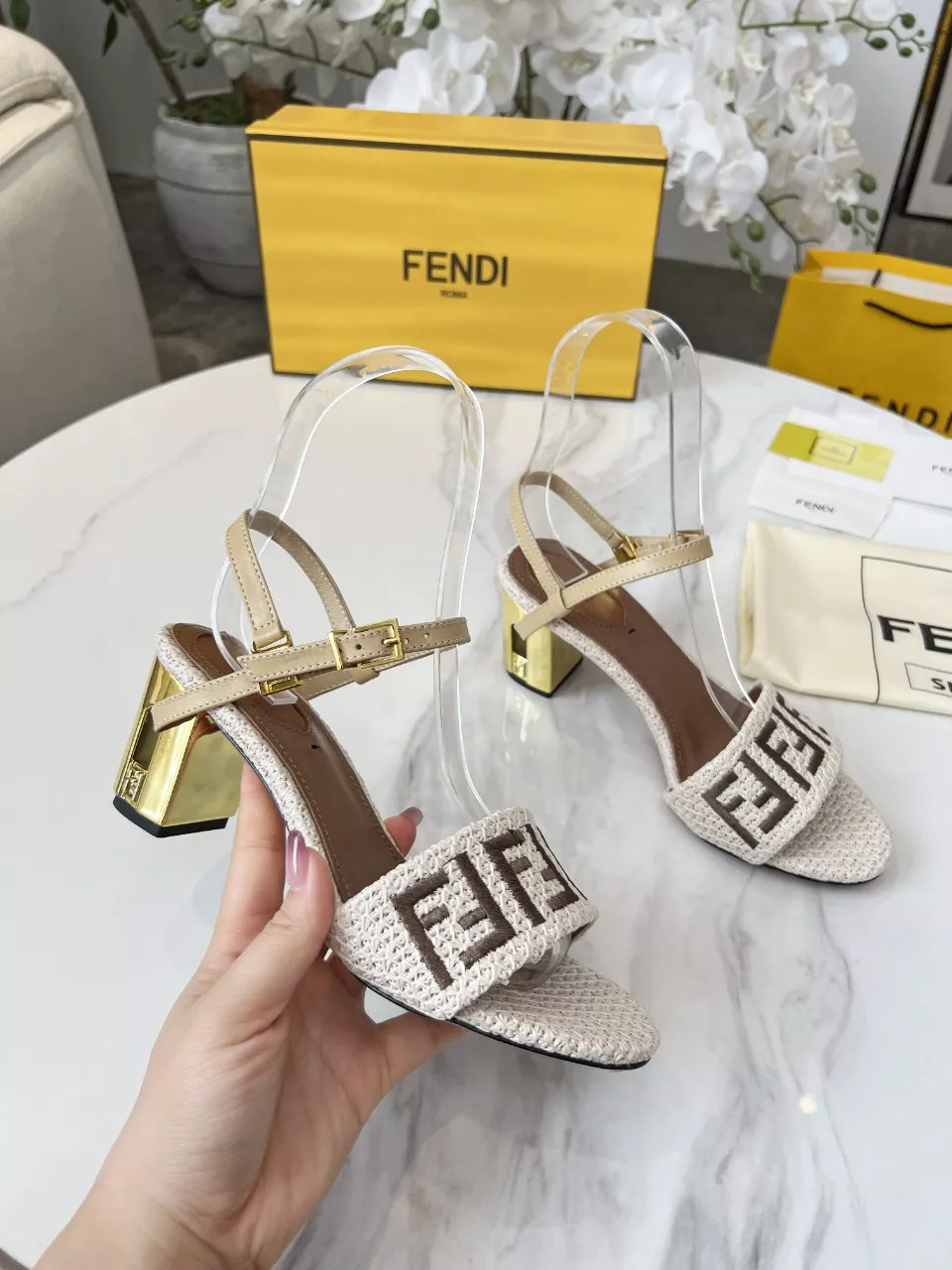 Fendi Sandal For Women Durable 5688