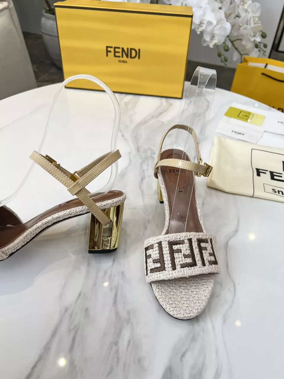Fendi Sandal For Women Durable 5688