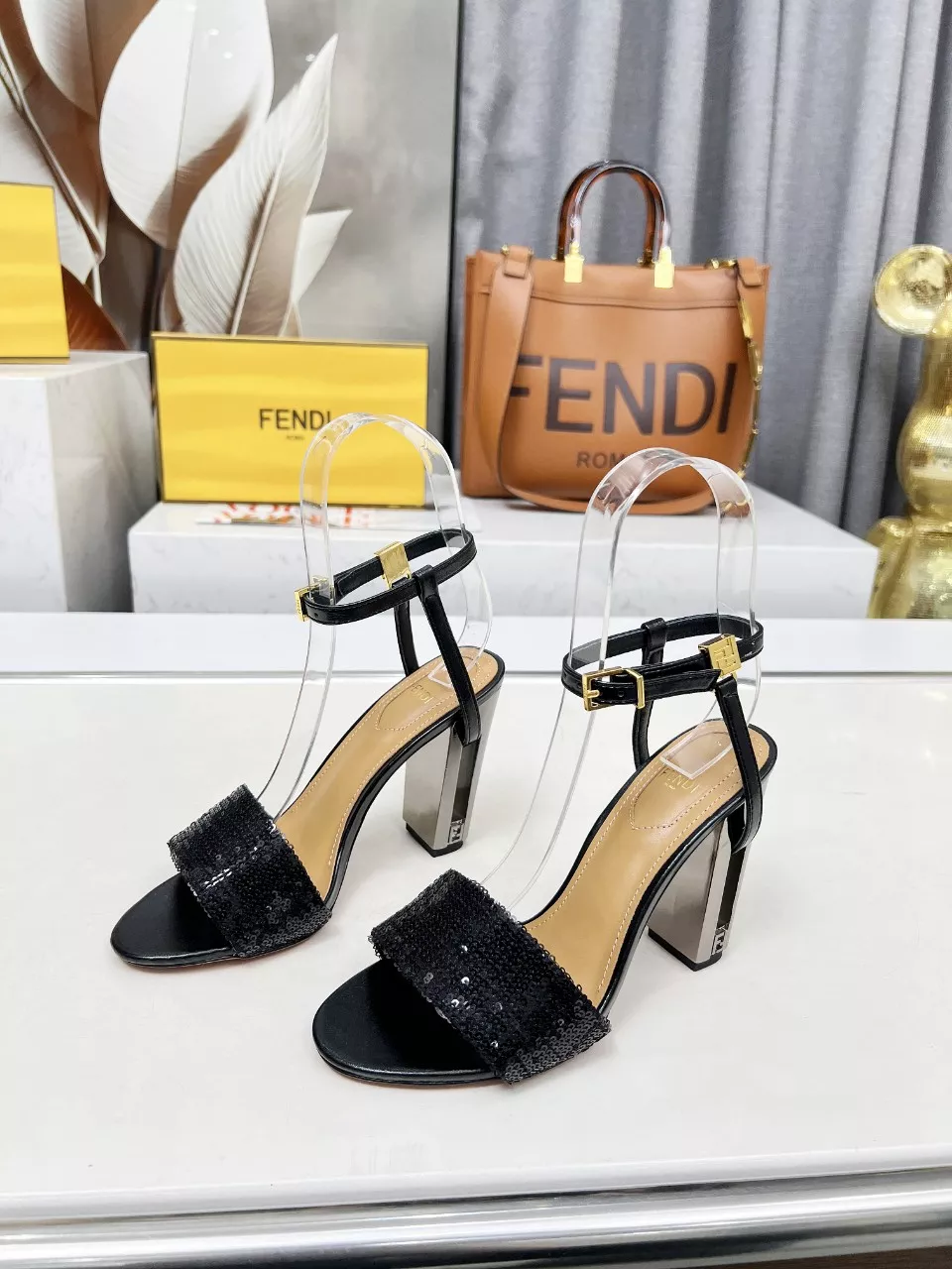 Fendi Sandal For Women Elegant 7067