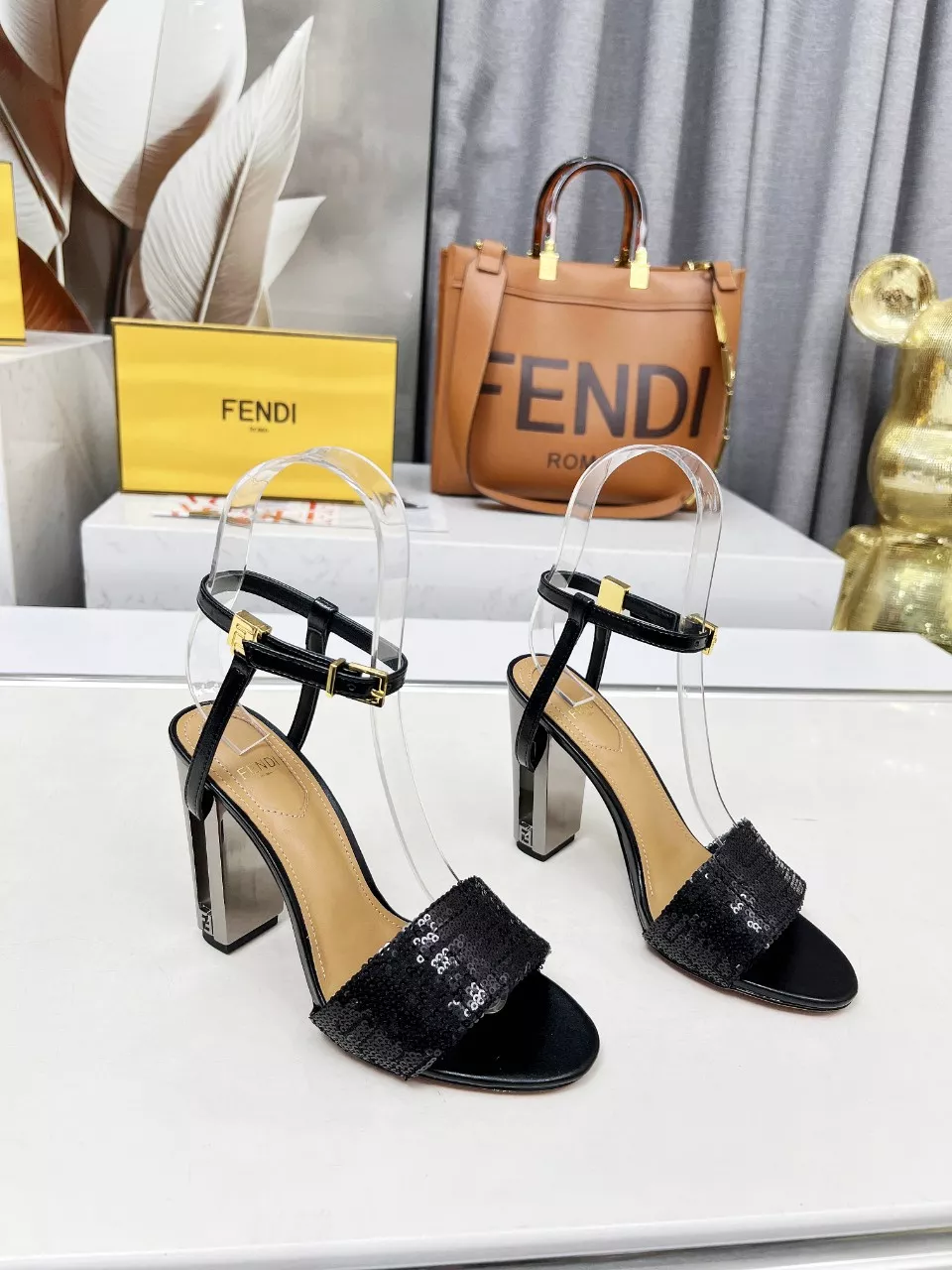 Fendi Sandal For Women Elegant 7067
