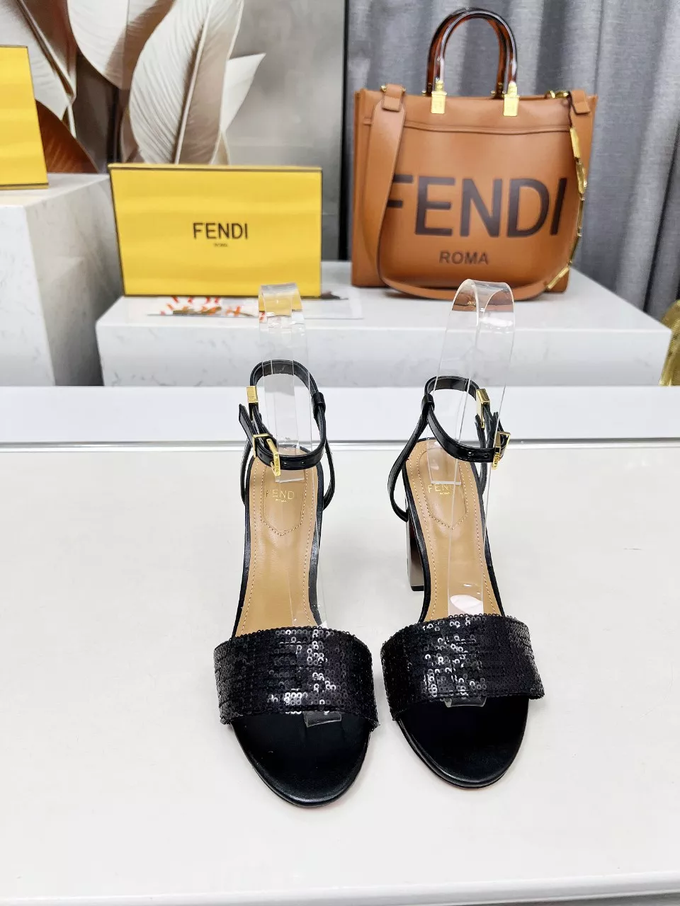 Fendi Sandal For Women Elegant 7067