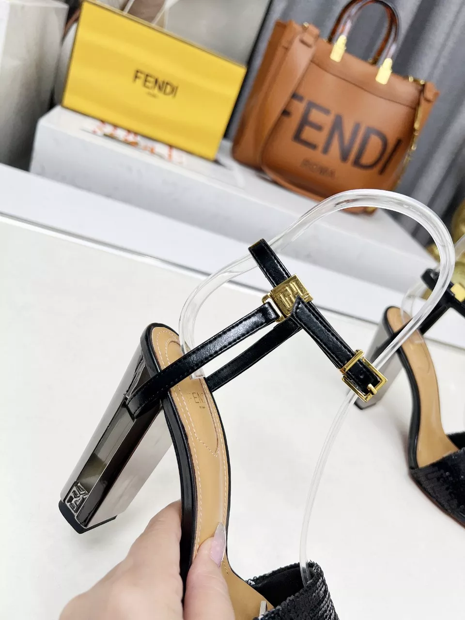 Fendi Sandal For Women Elegant 7067
