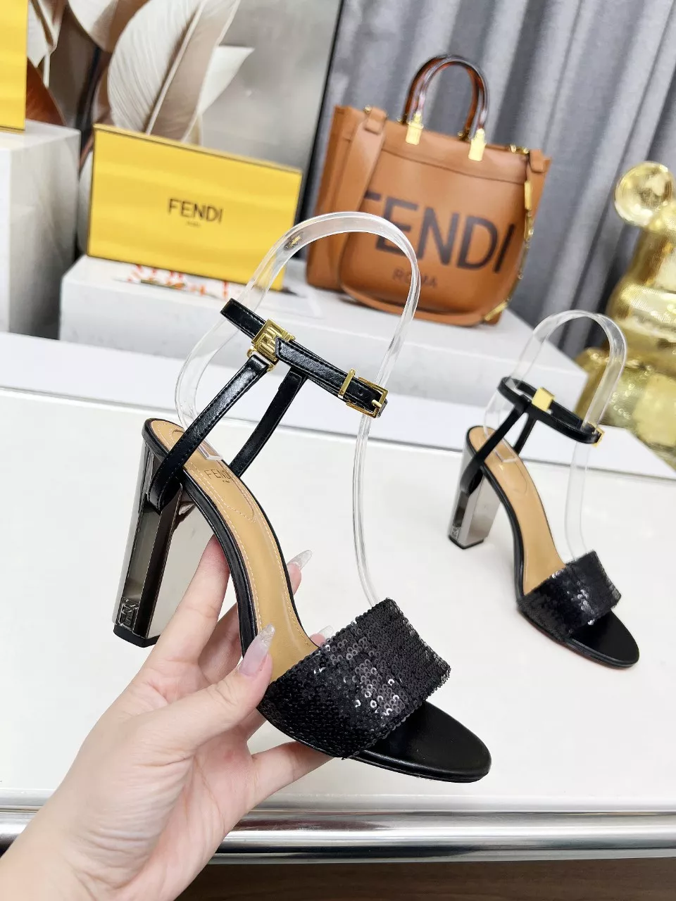 Fendi Sandal For Women Elegant 7067