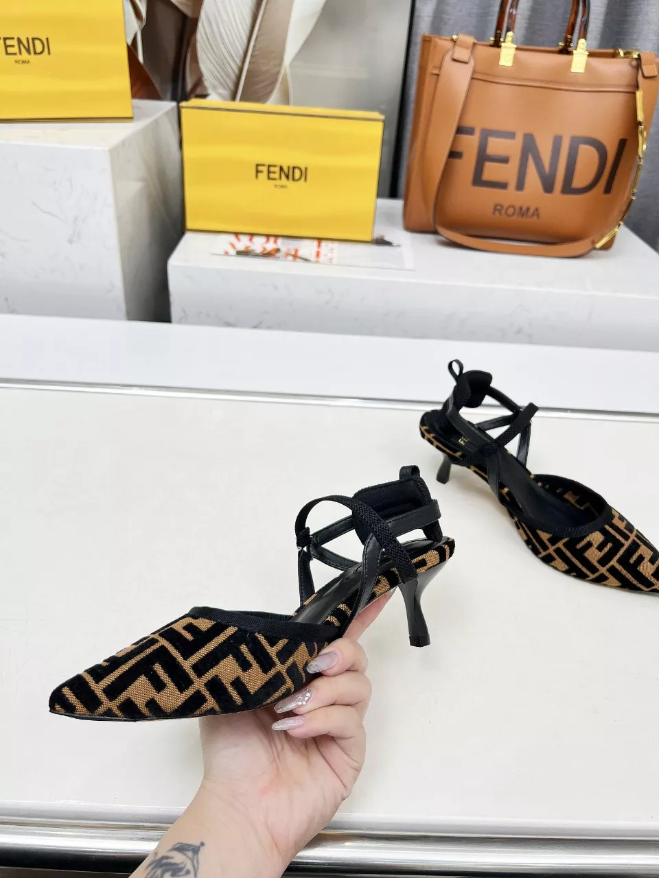 Fendi Sandal For Women Elegant 9877