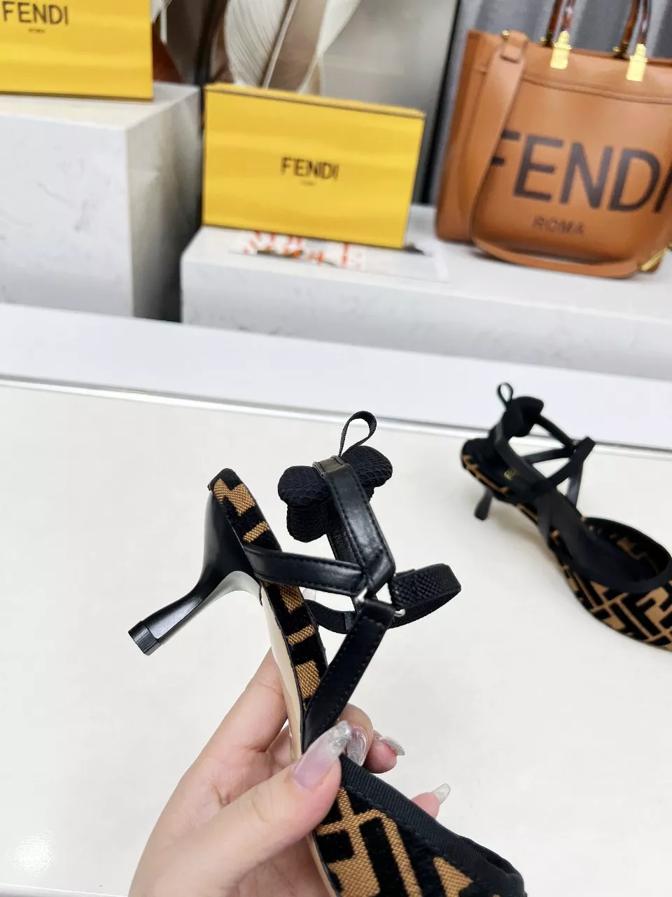Fendi Sandal For Women Elegant 9877