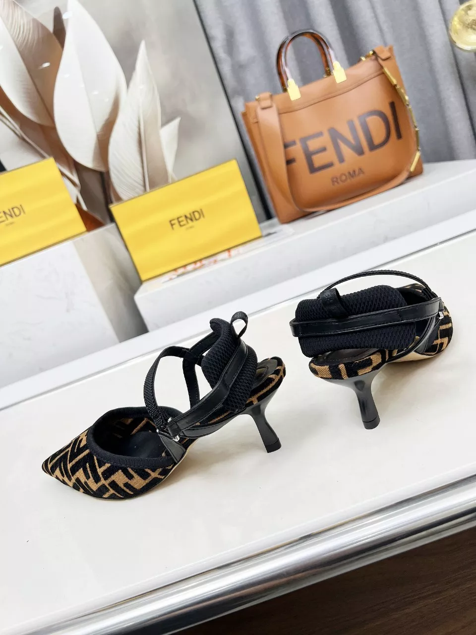 Fendi Sandal For Women Elegant 9877