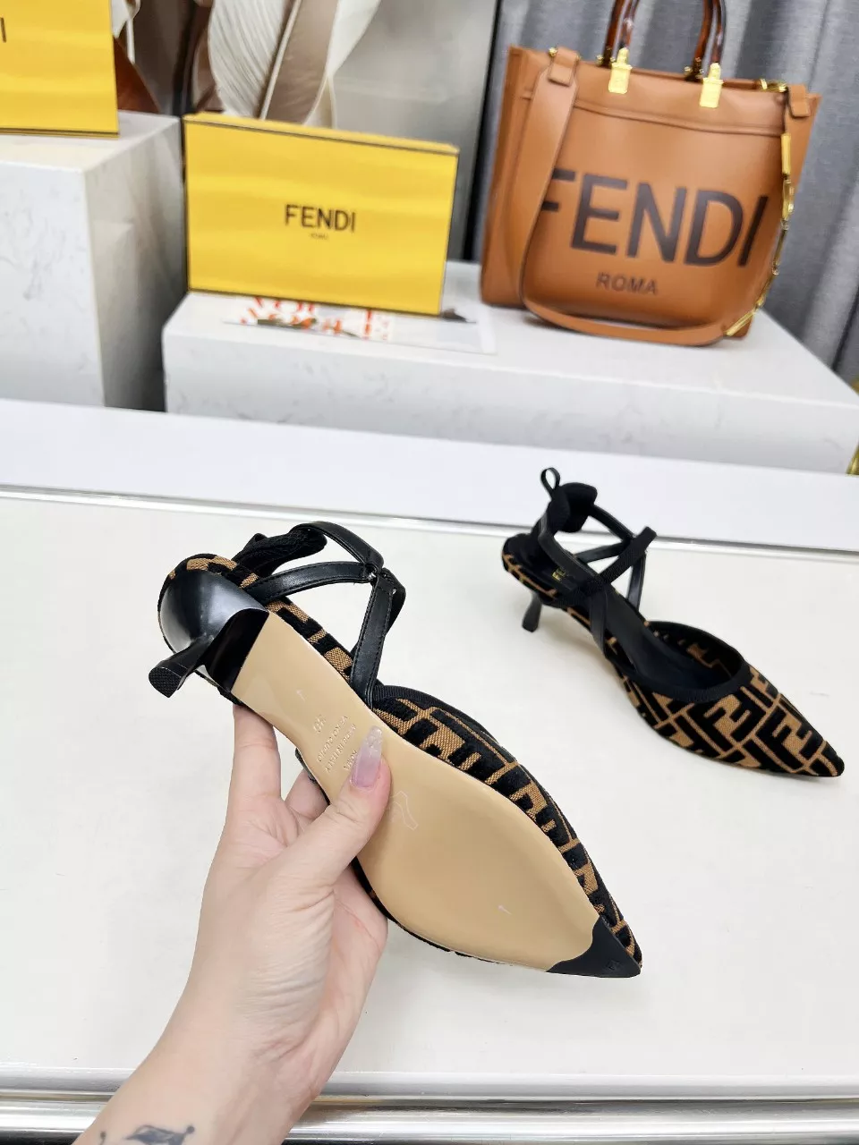 Fendi Sandal For Women Elegant 9877
