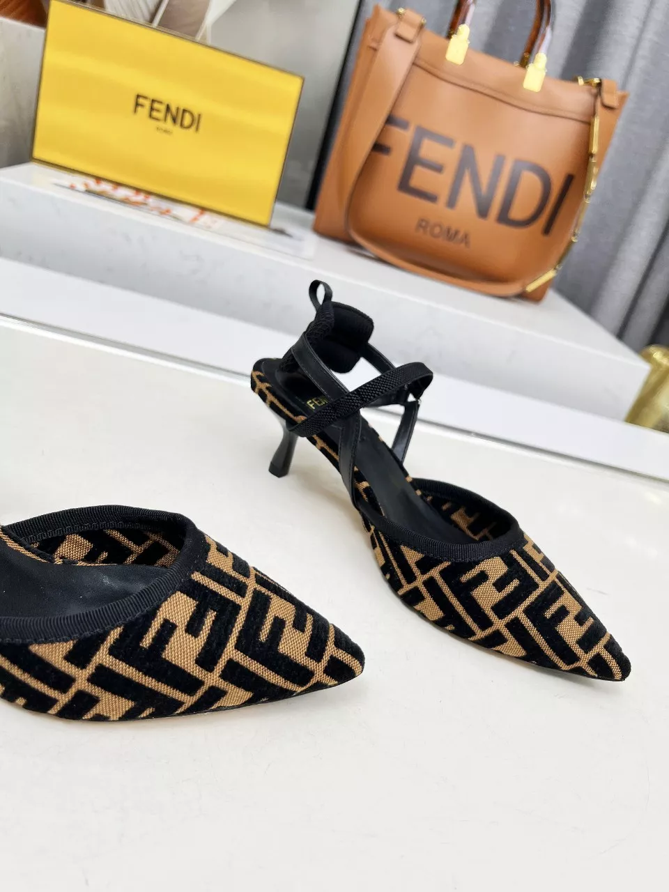 Fendi Sandal For Women Elegant 9877