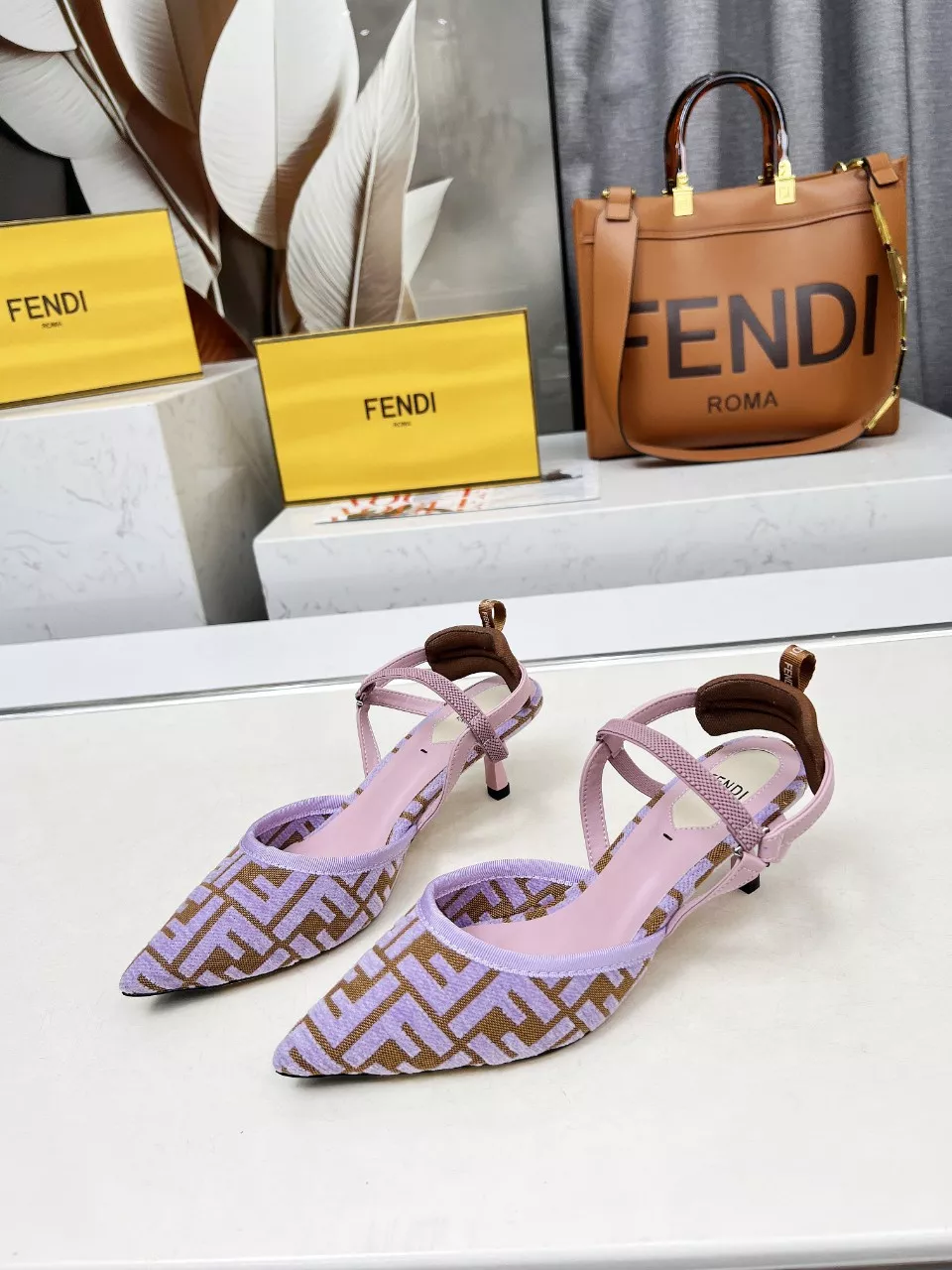 Fendi Sandal For Women Lightweight 2477